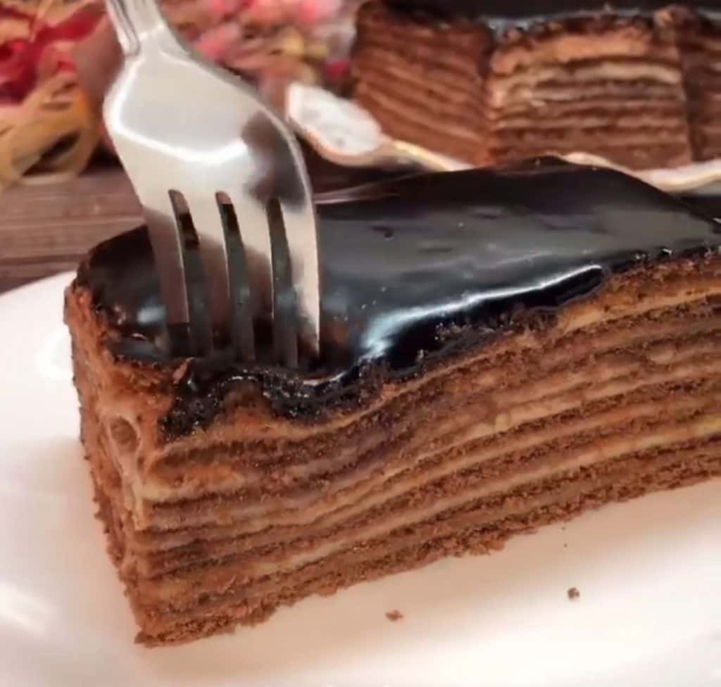 Торт "Спартак" із заварним кремом і шоколадною глазур'ю - простий рецепт приготування