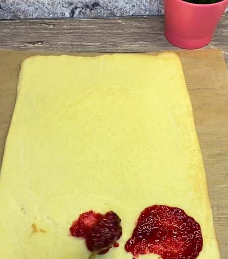 Супер простий рулет з варенням - всього 20 хвилин і смакота до чаю готова