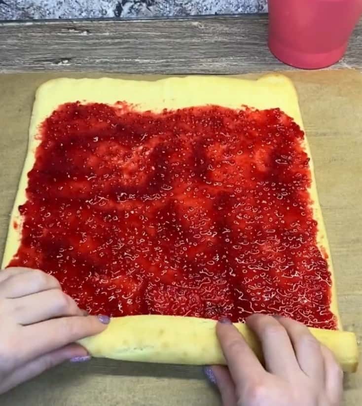 Супер простий рулет з варенням - всього 20 хвилин і смакота до чаю готова