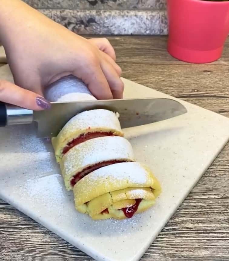 Супер простий рулет з варенням - всього 20 хвилин і смакота до чаю готова