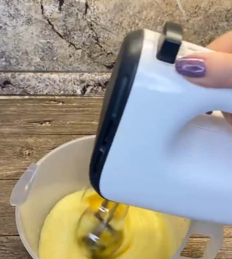 Супер простий рулет з варенням - всього 20 хвилин і смакота до чаю готова