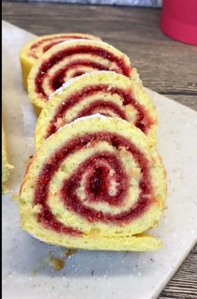 Супер простий рулет з варенням - всього 20 хвилин і смакота до чаю готова