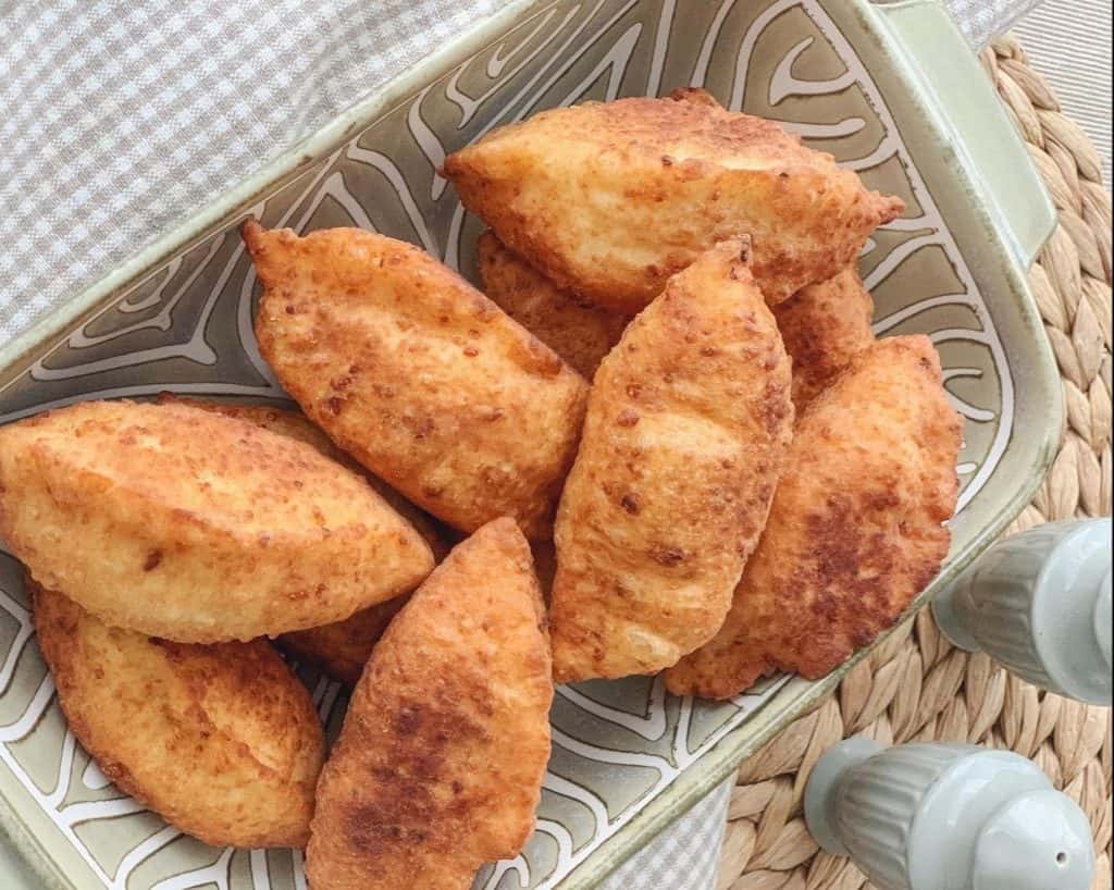 Закусочні пиріжки з сирного тіста з грибами - дуже смачні, їх з'їдають моментально