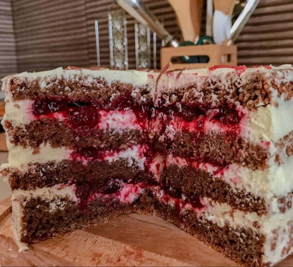 Торт «Чорний ліс» з ніжним кремом і вишневою начинкою - дуже смачний рецепт