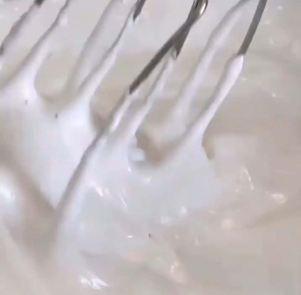 Ніжний сметанний пиріг "Жіночі примхи" - простий та смачний рецепт