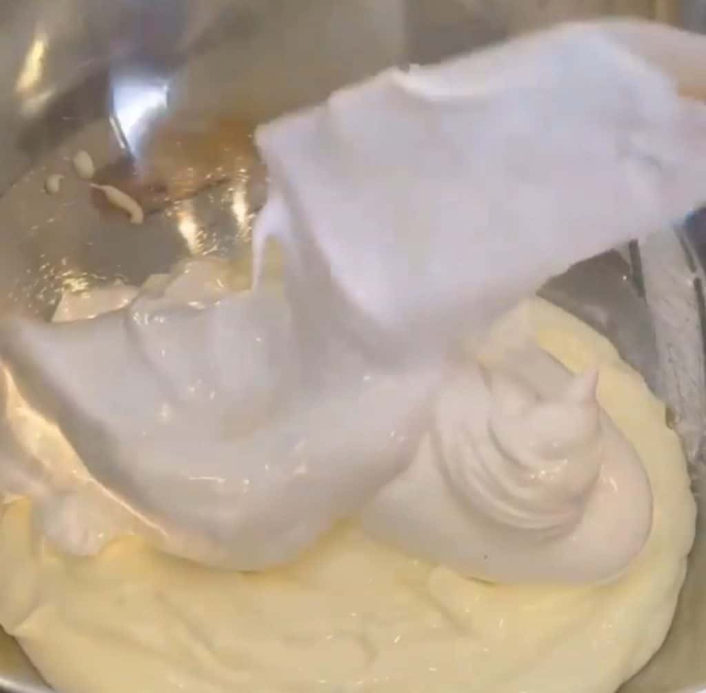 Ніжний сметанний пиріг "Жіночі примхи" - простий та смачний рецепт