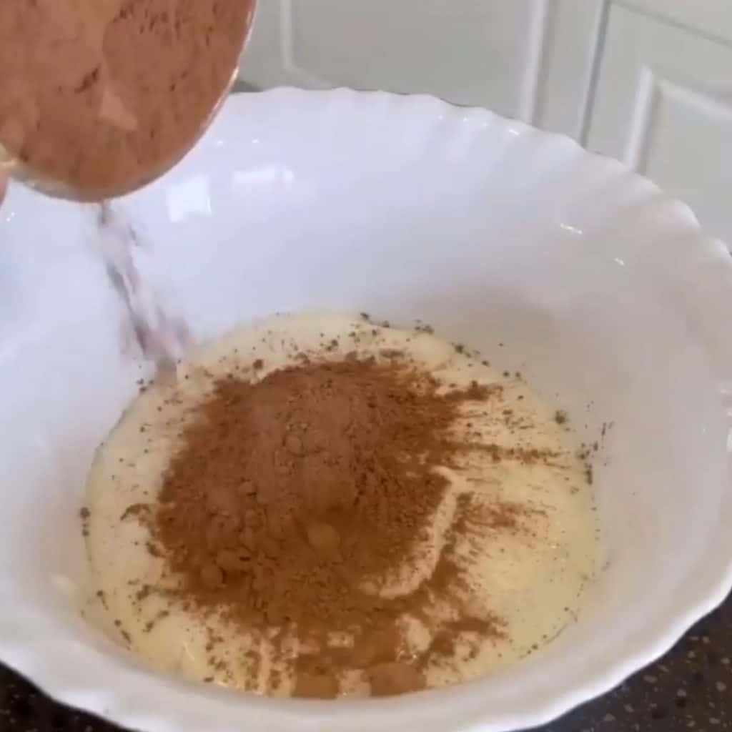 Ніжний сметанний пиріг "Жіночі примхи" - простий та смачний рецепт