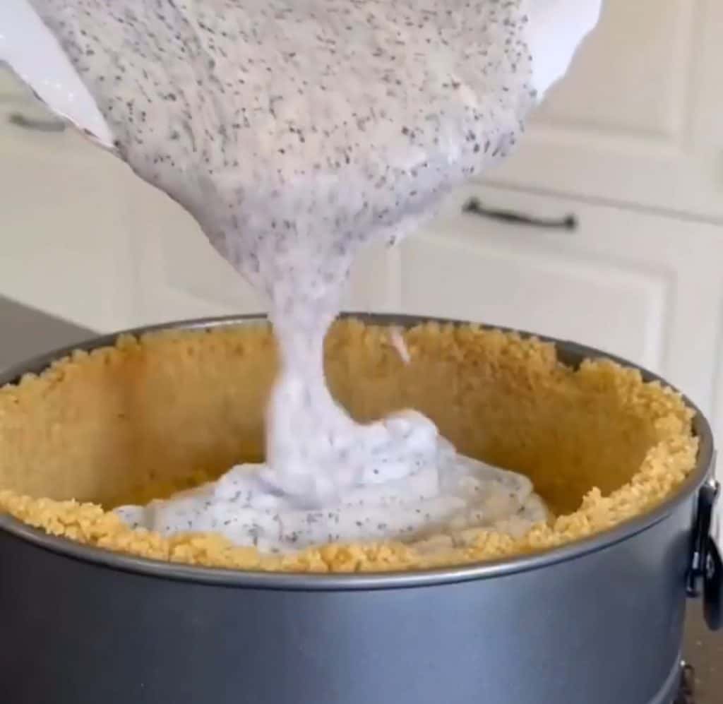 Ніжний сметанний пиріг "Жіночі примхи" - простий та смачний рецепт