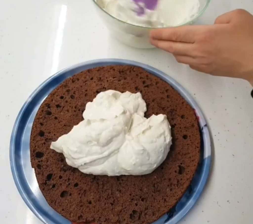 Неймовірно смачний шоколадний торт за 20 хвилин - готується простіше простого