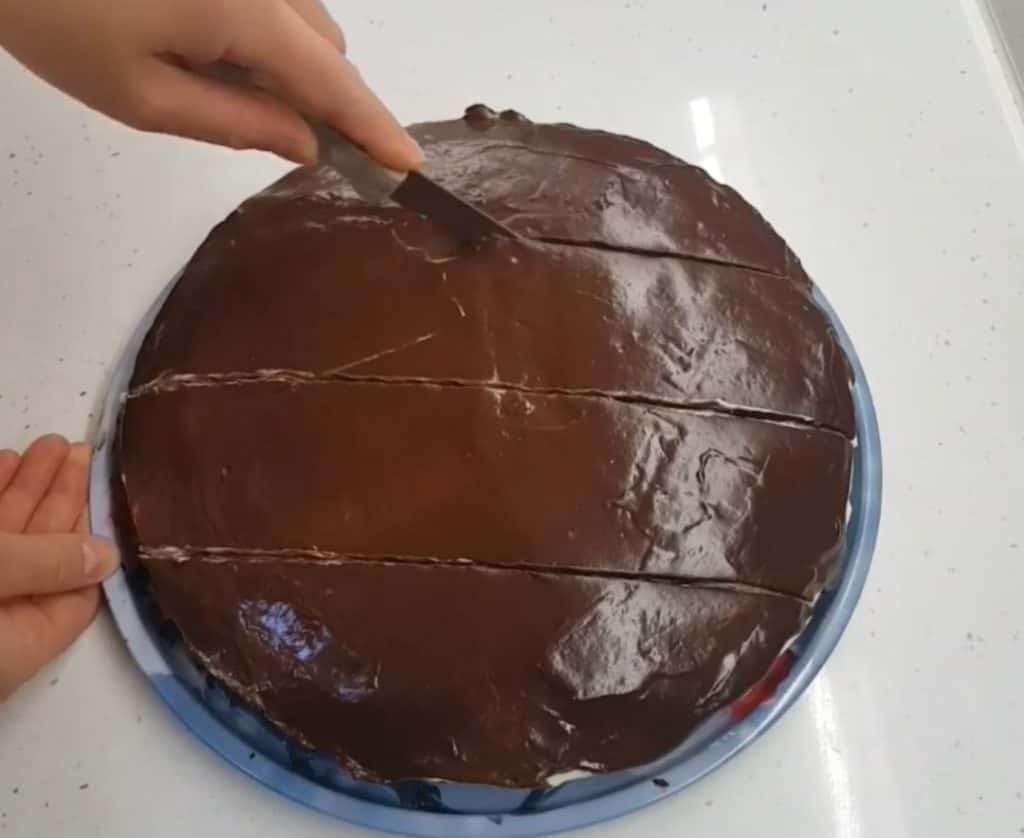 Неймовірно смачний шоколадний торт за 20 хвилин - готується простіше простого