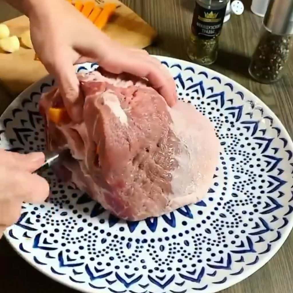 Домашня буженина в духовці: як приготувати соковите та ароматне м'ясо