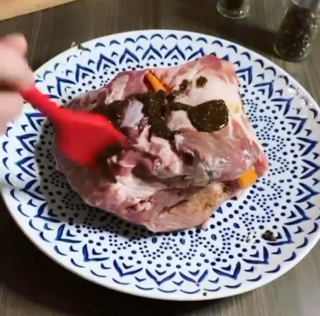 Домашня буженина в духовці: як приготувати соковите та ароматне м'ясо