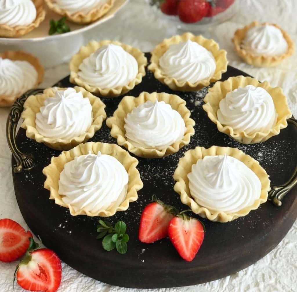 Пісочні кошички з білковим кремом "Мокре безе" - покроковий рецепт домашніх смаколиків