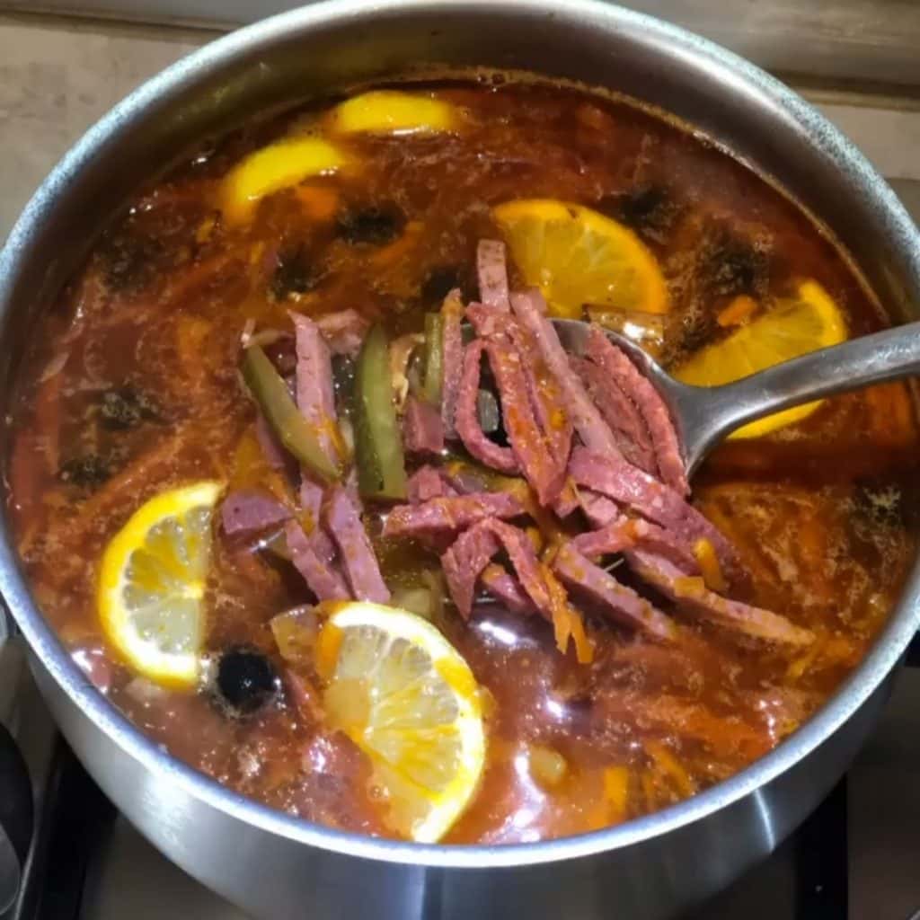 М'ясна солянка з картоплею: як смачно приготувати в домашніх умовах