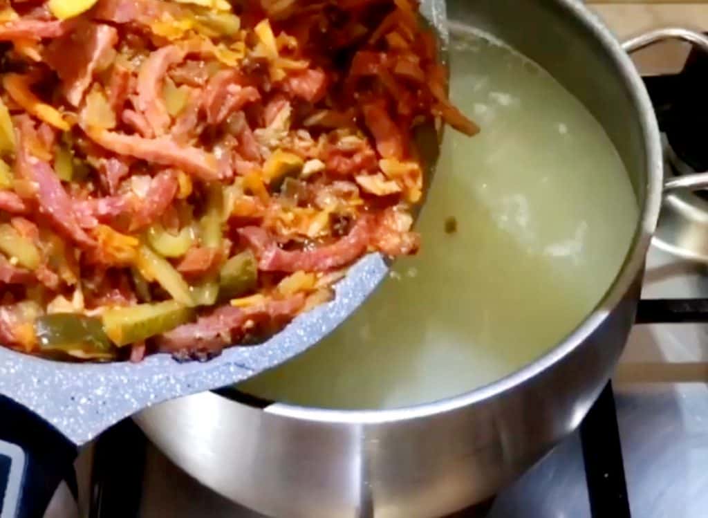 М'ясна солянка з картоплею: як смачно приготувати в домашніх умовах