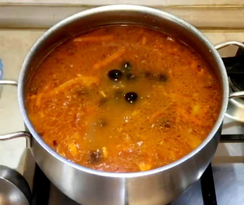 М'ясна солянка з картоплею: як смачно приготувати в домашніх умовах