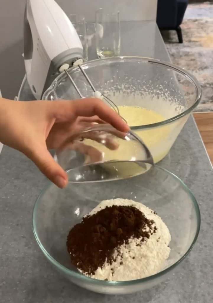 Шоколадний торт з малиновим желе - покроковий рецепт з фото