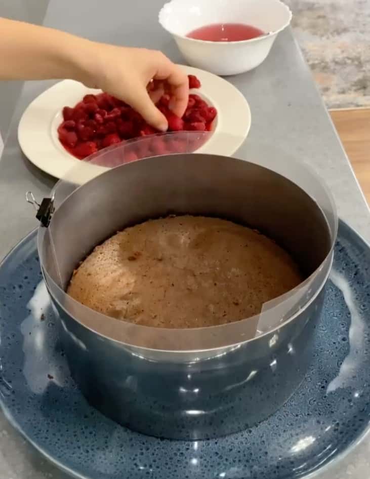 Шоколадний торт з малиновим желе - покроковий рецепт з фото