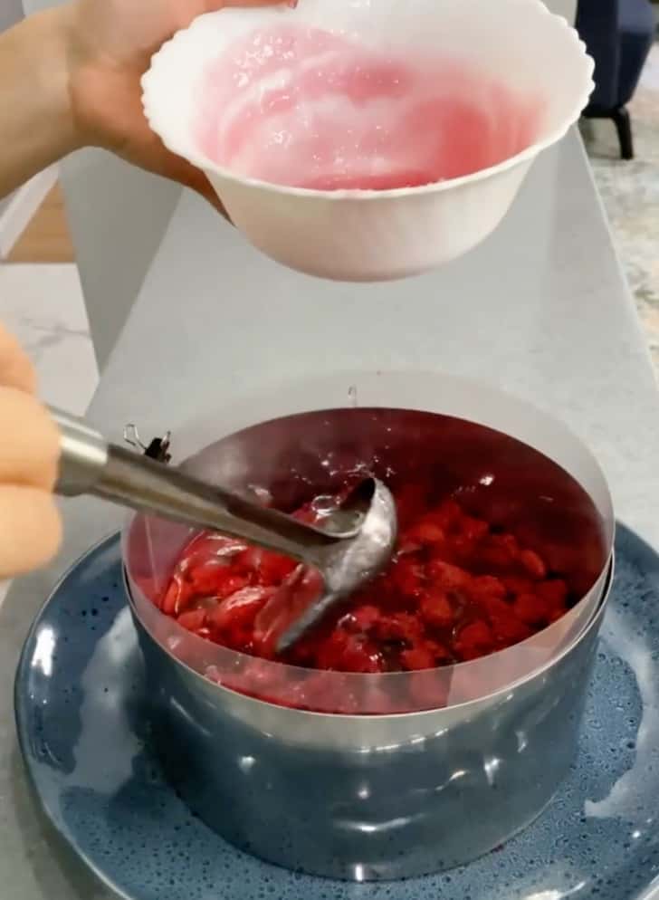 Шоколадний торт з малиновим желе - покроковий рецепт з фото