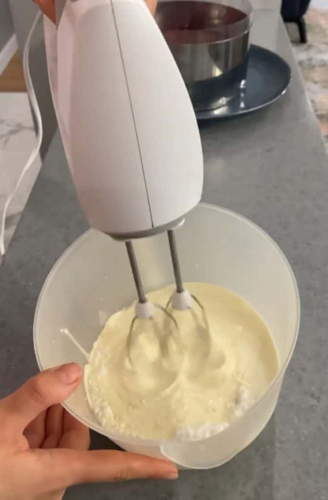 Шоколадний торт з малиновим желе - покроковий рецепт з фото