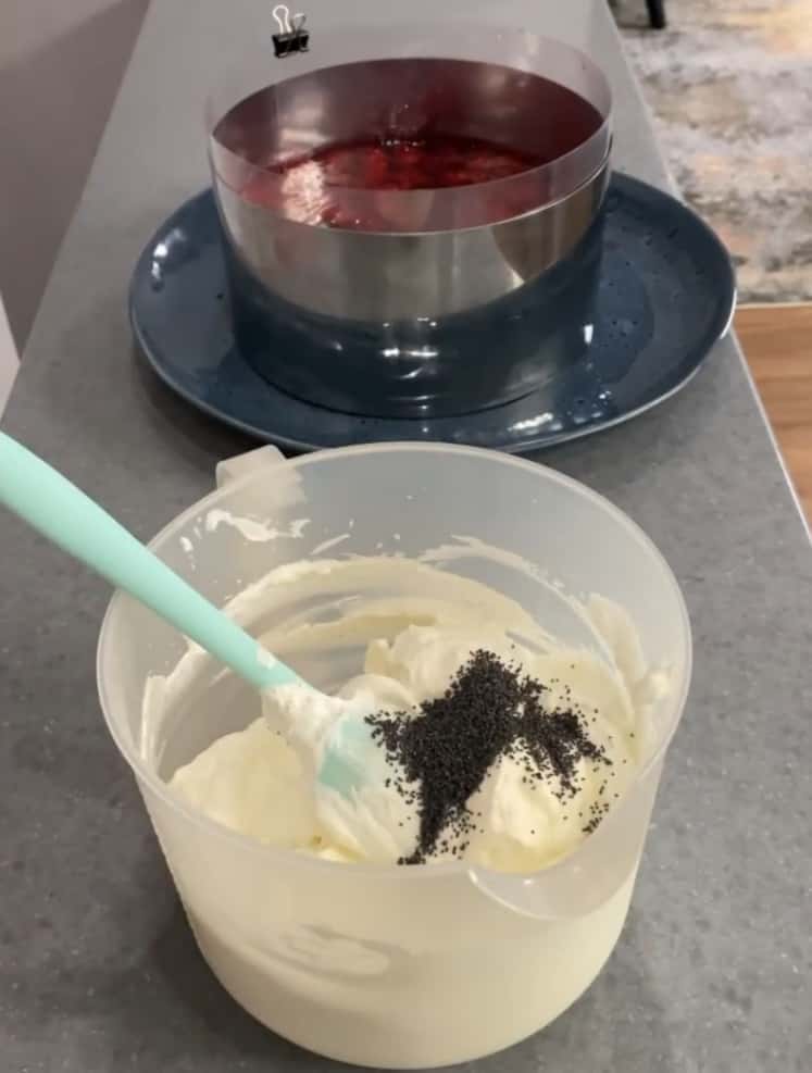 Шоколадний торт з малиновим желе - покроковий рецепт з фото