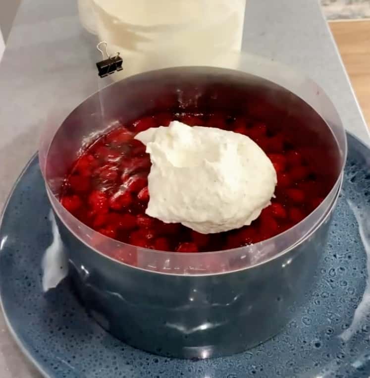 Шоколадний торт з малиновим желе - покроковий рецепт з фото