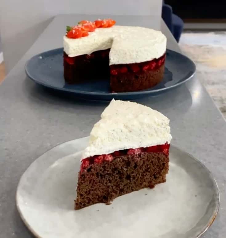 Шоколадний торт з малиновим желе - покроковий рецепт з фото