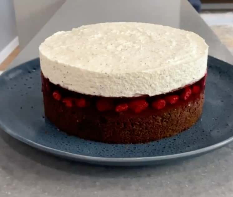 Шоколадний торт з малиновим желе - покроковий рецепт з фото
