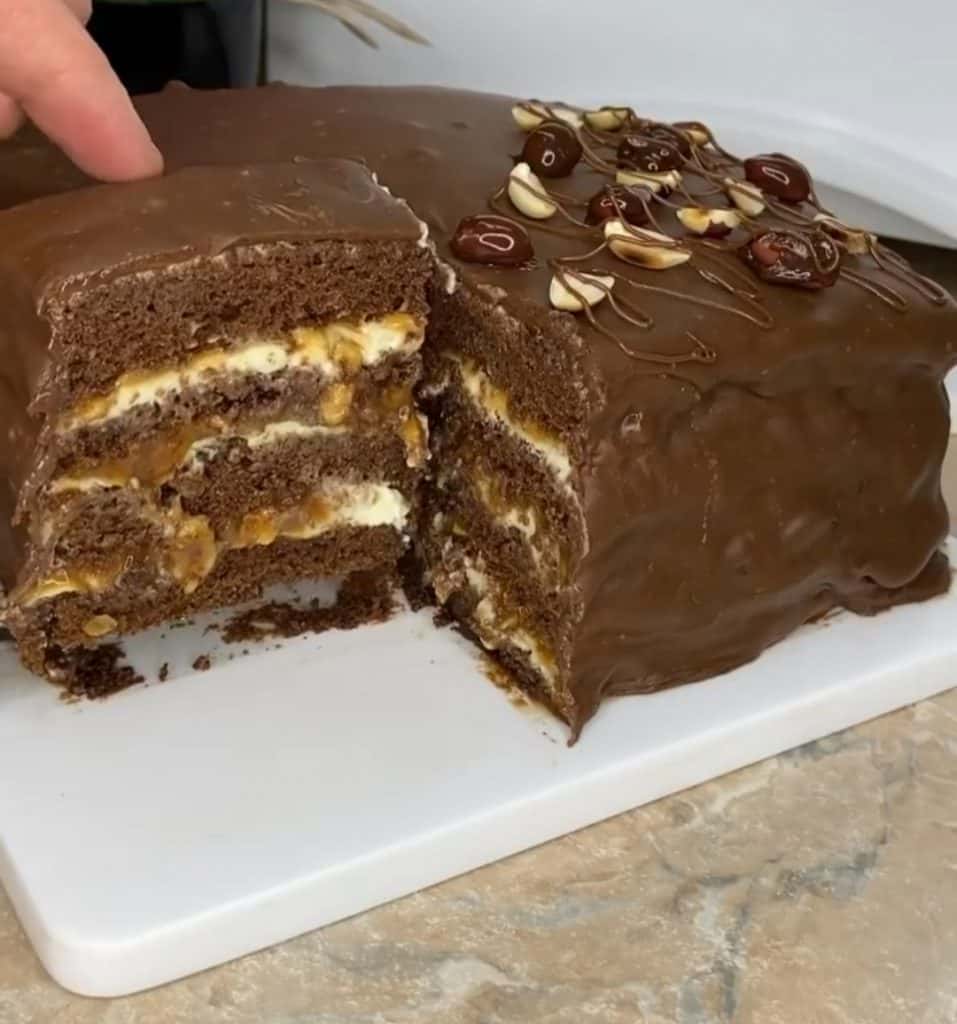 Домашній торт "Снікерс": дуже смачний та простий у приготуванні рецепт