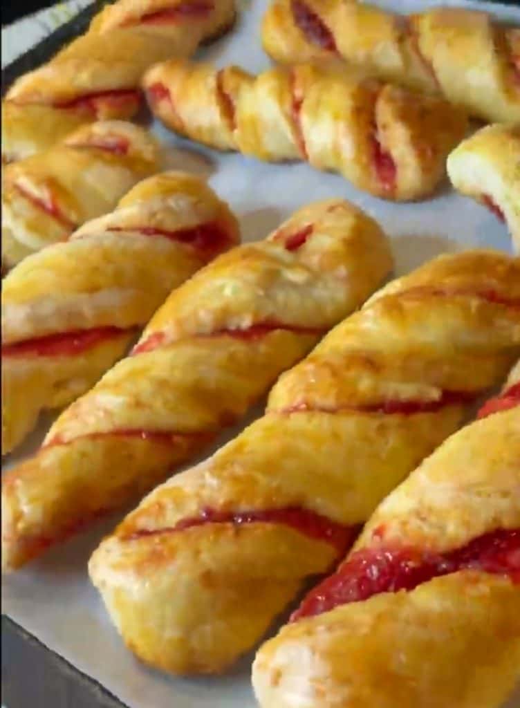 Швидкі сирні завитки з начинкою - простий рецепт випічки на бездріжджовомі тісті