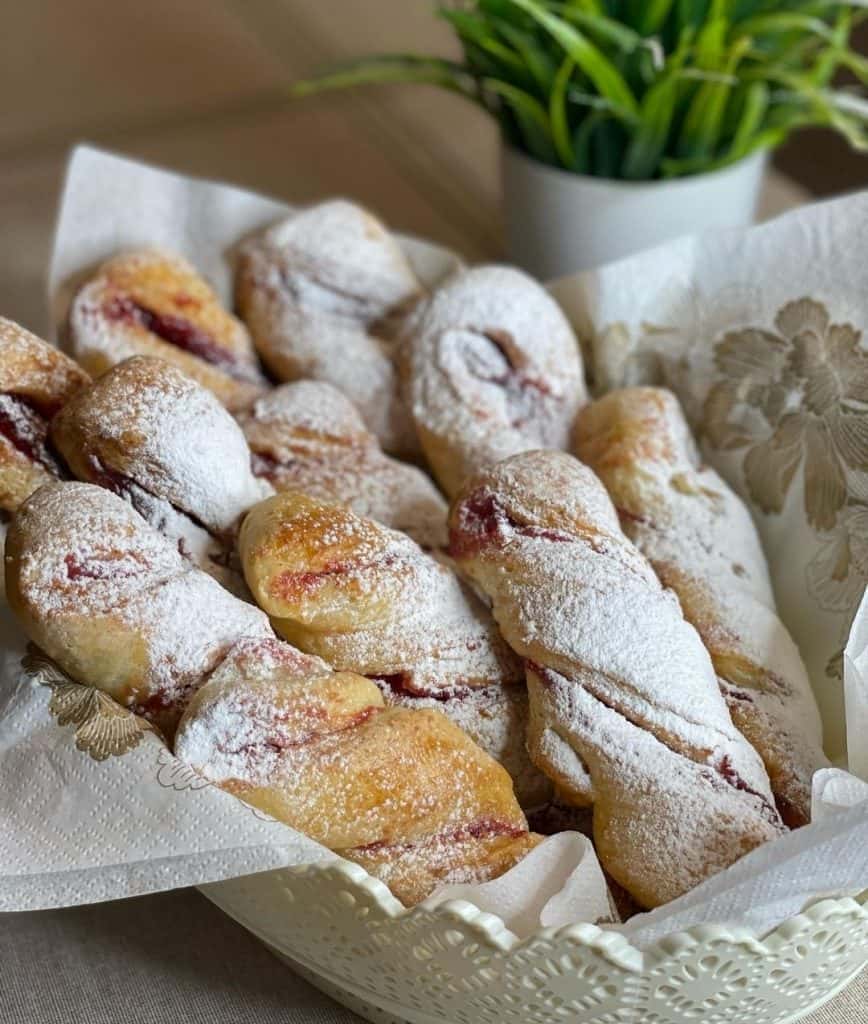 Швидкі сирні завитки з начинкою - простий рецепт випічки на бездріжджовомі тісті