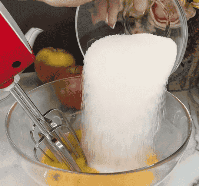 Пишна і м'якенька "Шарлотка з яблуками" - це найвдаліший рецепт шарлотки