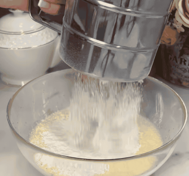 Пишна і м'якенька "Шарлотка з яблуками" - це найвдаліший рецепт шарлотки