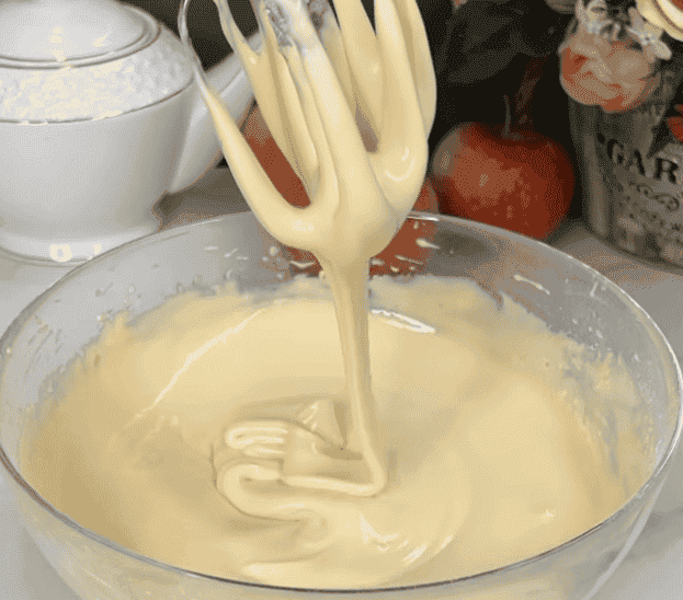 Пишна і м'якенька "Шарлотка з яблуками" - це найвдаліший рецепт шарлотки