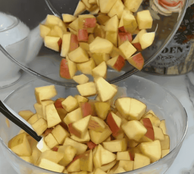 Пишна і м'якенька "Шарлотка з яблуками" - це найвдаліший рецепт шарлотки