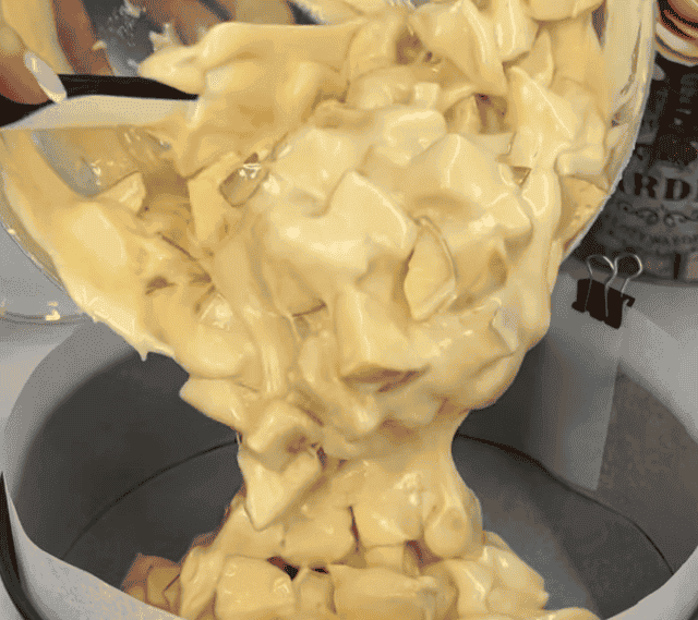 Пишна і м'якенька "Шарлотка з яблуками" - це найвдаліший рецепт шарлотки