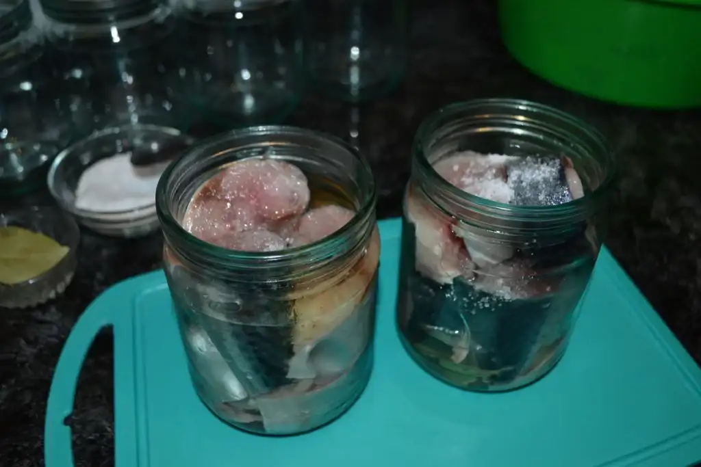 Домашні консерви зі скумбрії: 3 варіанти в духовці