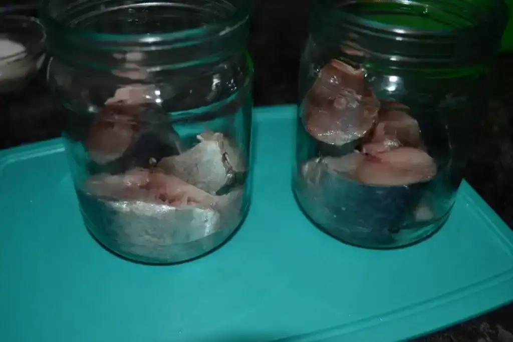 Домашні консерви зі скумбрії: 3 варіанти в духовці