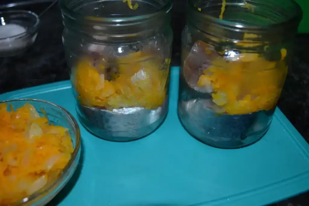 Домашні консерви зі скумбрії: 3 варіанти в духовці