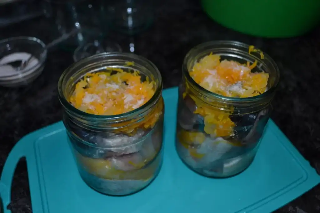 Домашні консерви зі скумбрії: 3 варіанти в духовці