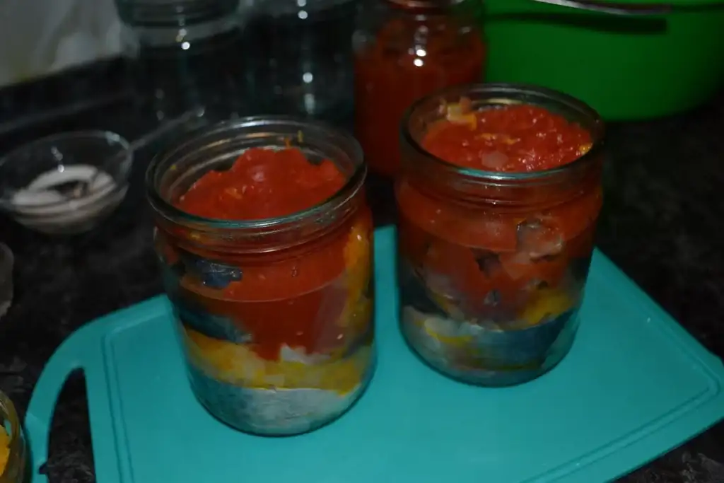 Домашні консерви зі скумбрії: 3 варіанти в духовці