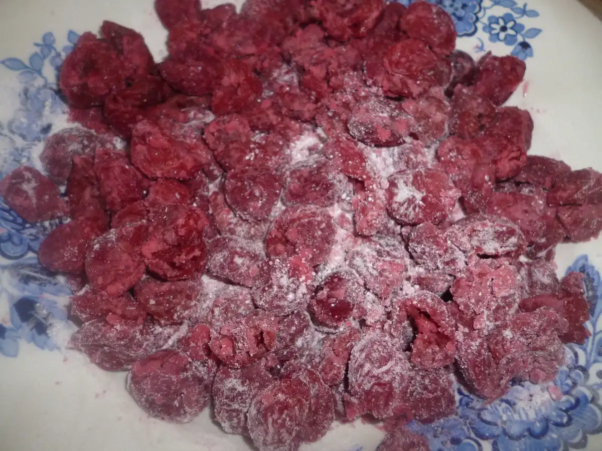 Сирно-сметанний десерт із замороженою (або свіжою) вишнею: смакота без випічки з простих продуктів