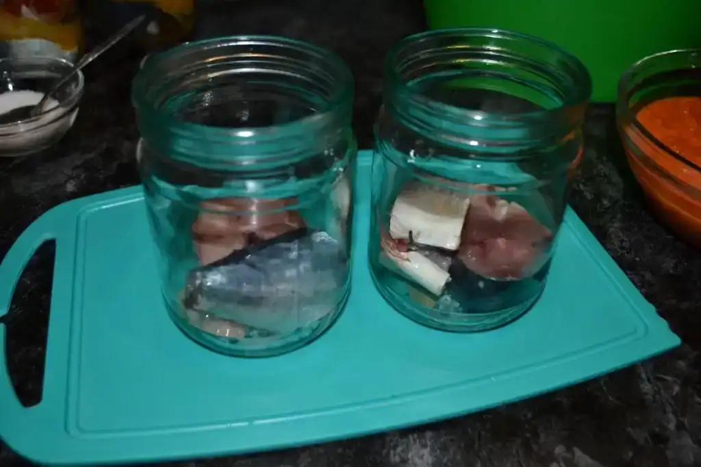 Домашні консерви зі скумбрії: 3 варіанти в духовці