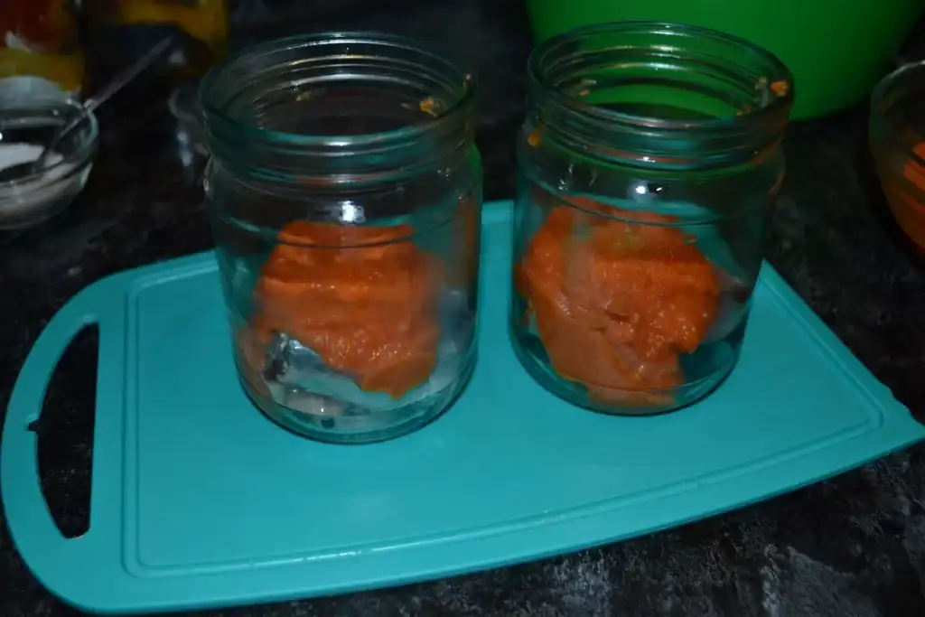 Домашні консерви зі скумбрії: 3 варіанти в духовці