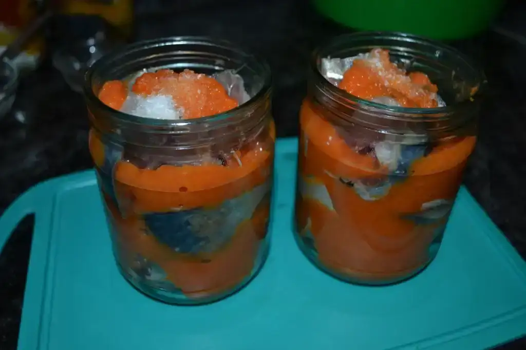 Домашні консерви зі скумбрії: 3 варіанти в духовці