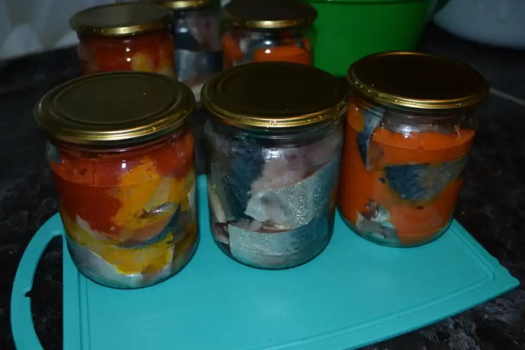 Домашні консерви зі скумбрії: 3 варіанти в духовці