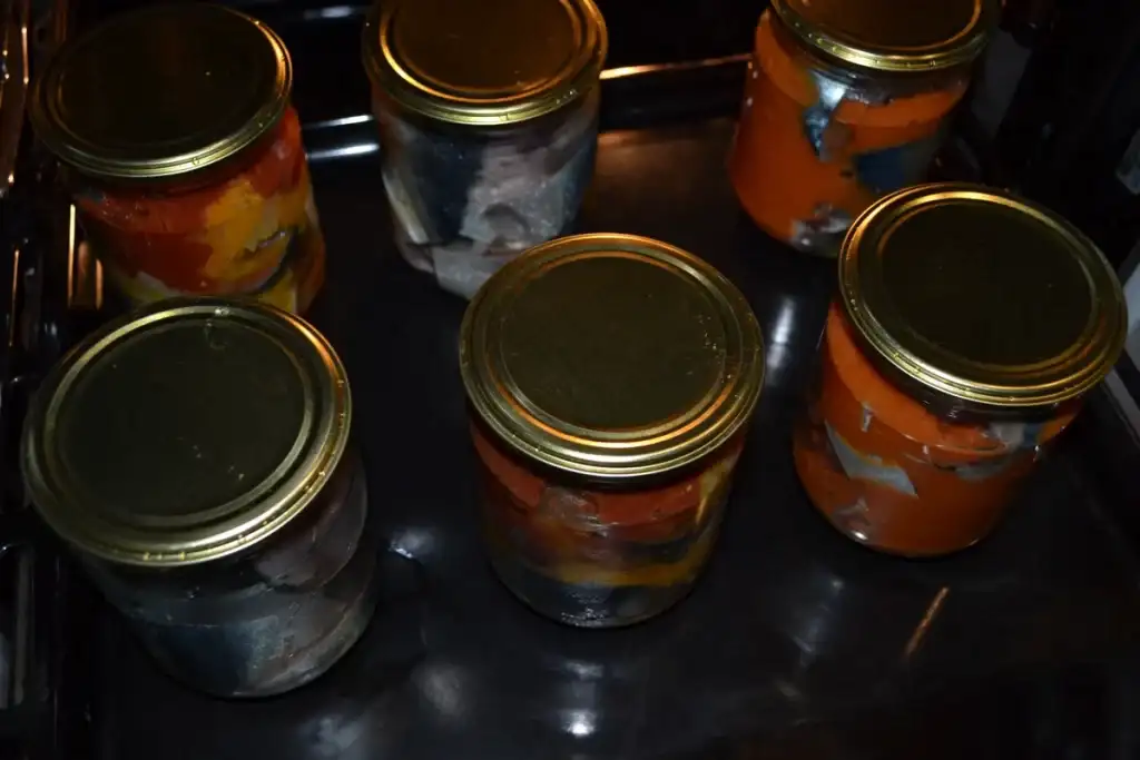 Домашні консерви зі скумбрії: 3 варіанти в духовці