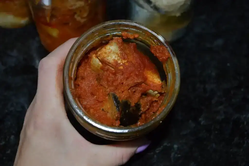 Домашні консерви зі скумбрії: 3 варіанти в духовці