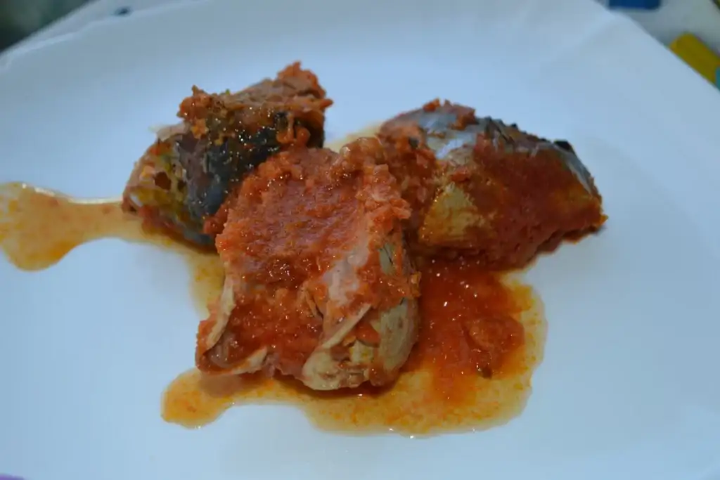 Домашні консерви зі скумбрії: 3 варіанти в духовці