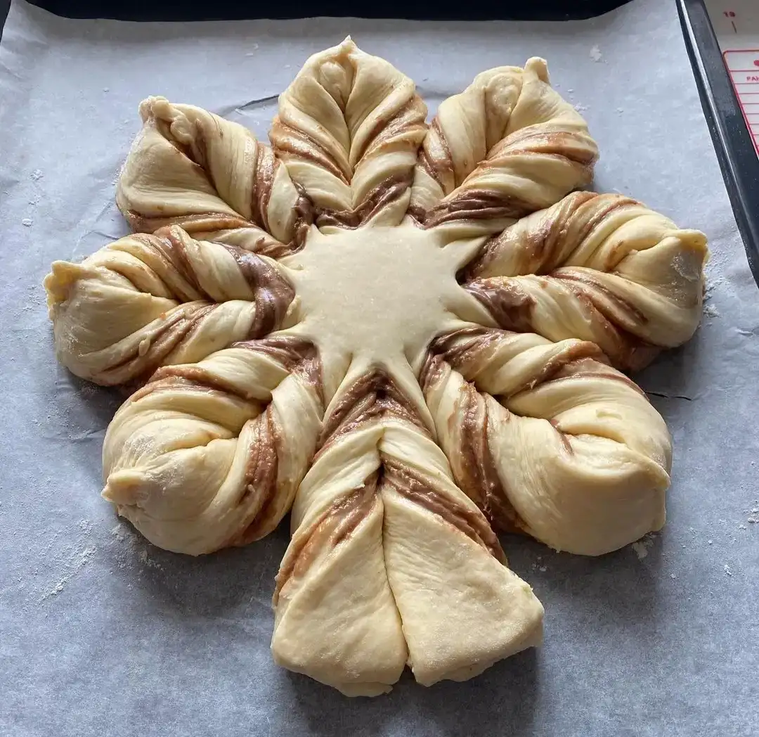 Шоколадний пиріг у формі квітки із здобного тіста - просто пальчики оближеш